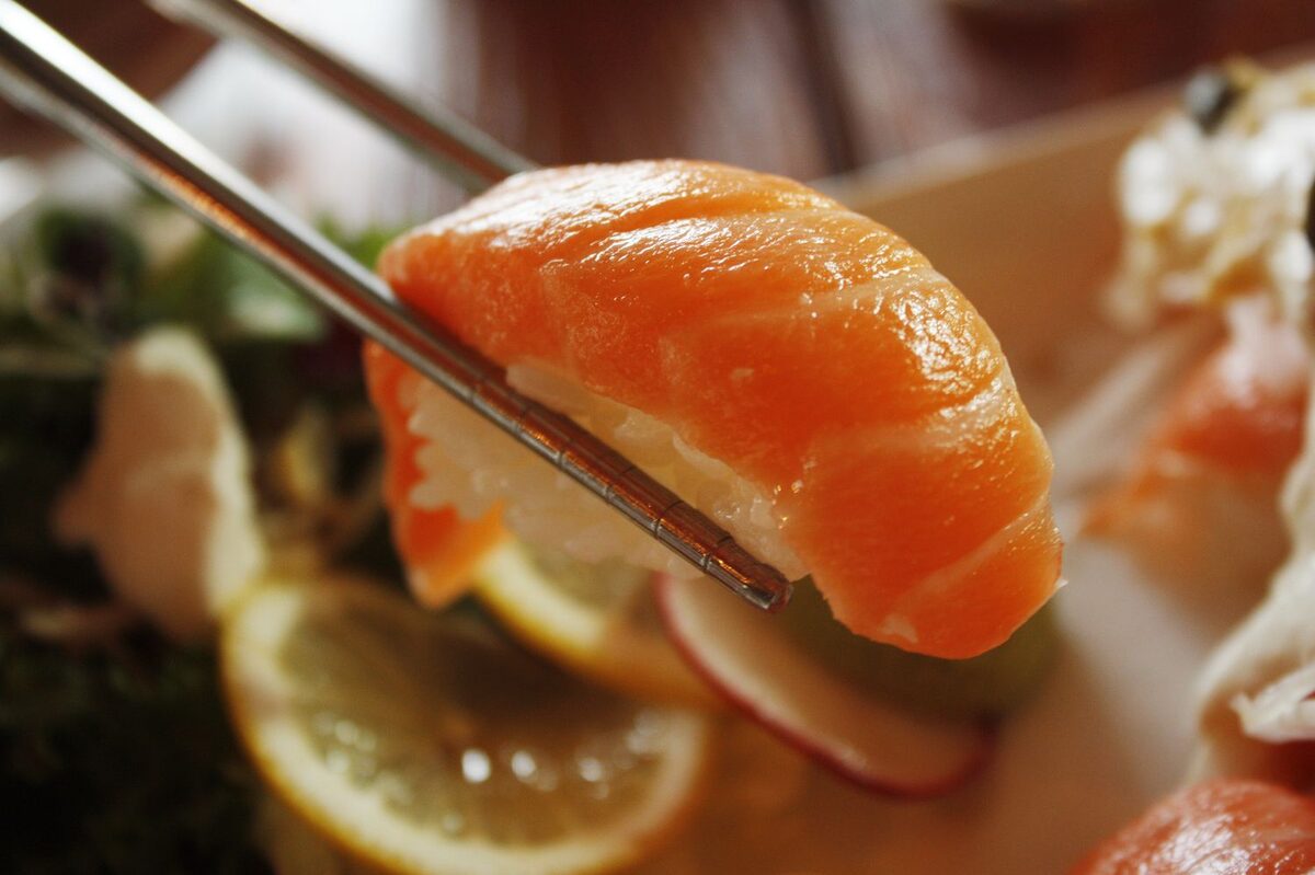 Nigiri z łososiem