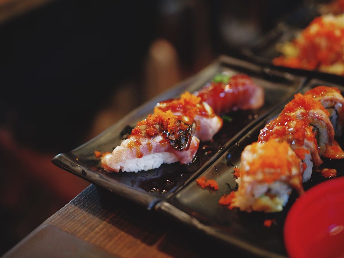 Rolki sushi na ciemnym łupku