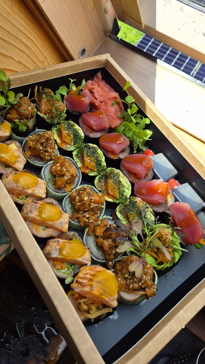 Zestaw cateringowy, nigiri i gunkany