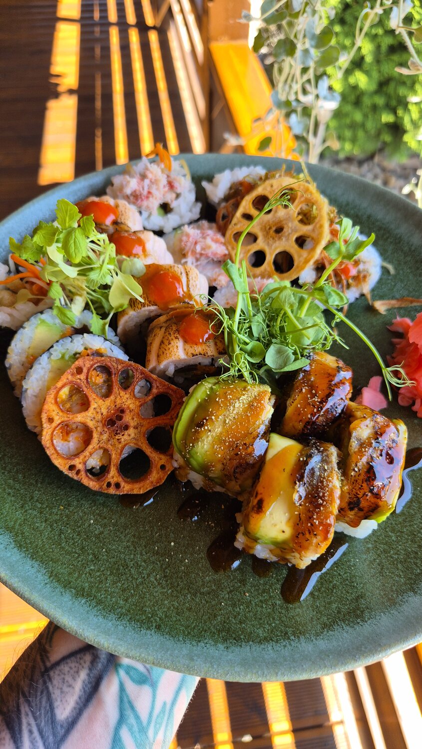 Chirashi z korzeniem lotosu