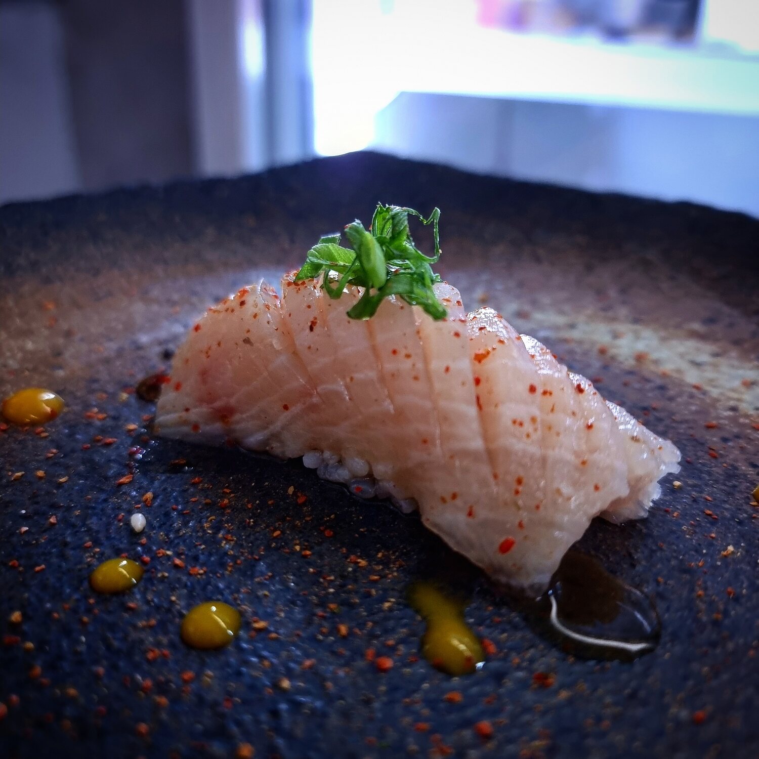 Autorskie sushi Inventive Chef, nigiri z opalanej ryby